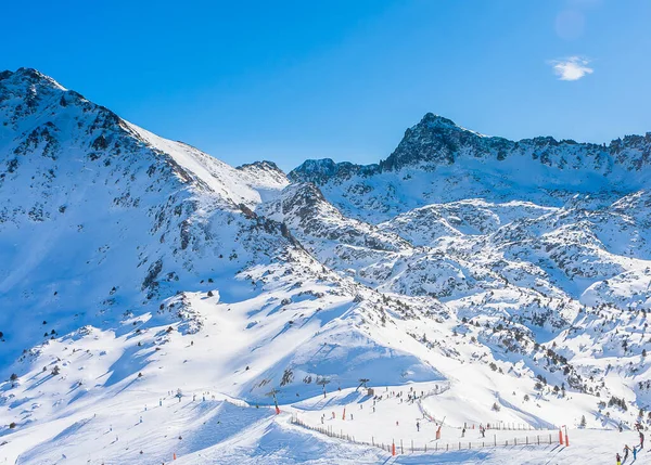 Hermosa Cordillera Cubierta Nieve Con Cielo Despejado Día Soleado Infraestructura —  Fotos de Stock