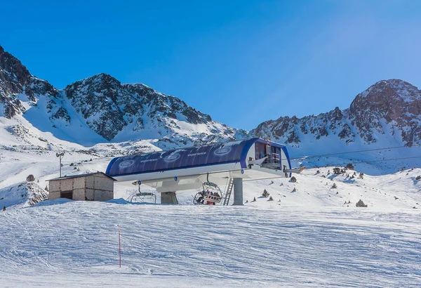 Cabina Del Ascensor Sobre Estación Estación Esquí Vista Montañas Mecanismos —  Fotos de Stock