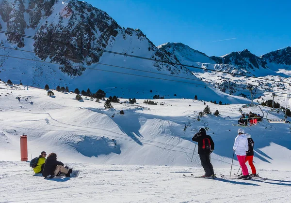 Skidorten Grandvallira Utsikt Över Pyrenéerna Skidstugor Med Skidåkare Vila Med — Stockfoto