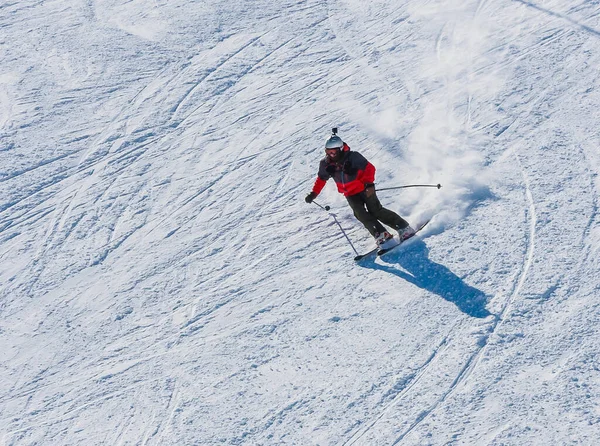 Ένας Σκιέρ Κατεβαίνει Από Βουνό Μεγάλη Ταχύτητα Ένα Χιονοδρομικό Κέντρο — Φωτογραφία Αρχείου