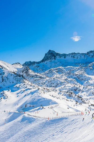 Чудовий Гірський Хребет Вкритий Снігом Ясним Небом Сонячний День Лижна — стокове фото
