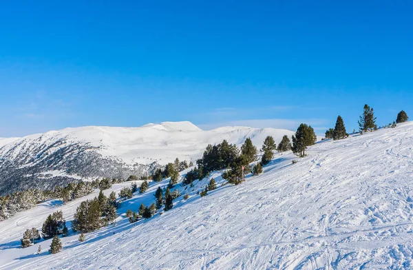 Krásné Pohoří Pokryté Sněhem Jasnou Oblohou Slunečného Dne Lyžařská Infrastruktura — Stock fotografie