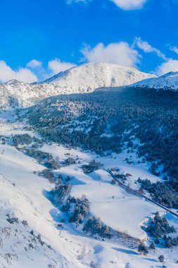 Güneşli bir günde açık gökyüzü ile kaplı güzel dağ sıraları. Pireneler 'de kayak altyapısı ve yamaçlar, Andorra 