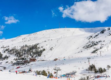 GrandVallira kayak merkezi. Pireneler 'in dağlarının manzarası. Kayakçılarla kayak kulübeleri. Tüm aile ve arkadaşlarla dinlen. Andorra.