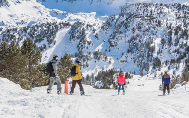GrandVallira kayak merkezi. Pireneler 'in dağlarının manzarası. Tüm aile ve arkadaşlarla dinlen. Andorra.