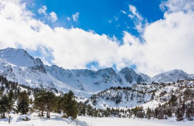 GrandVallira kayak merkezi. Pireneler 'in dağlarının manzarası. Tüm aile ve arkadaşlarla dinlen. Andorra.
