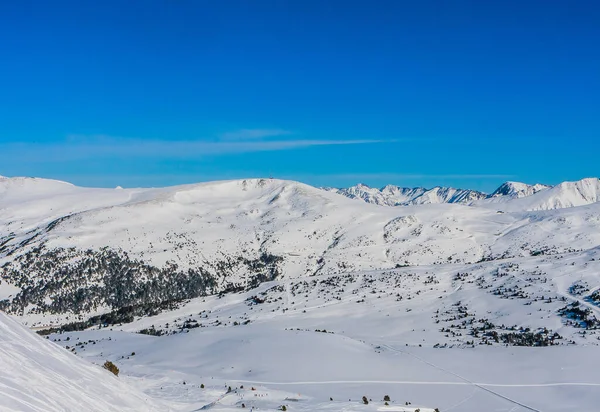 Vacker Bergskedja Täckt Snö Med Klar Himmel Solig Dag Skidinfrastruktur — Stockfoto