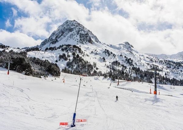 Skigebied Grandvallira Uitzicht Pyreneeën Skihutten Met Skiërs Rust Uit Met — Stockfoto