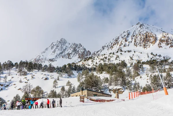 Estación Esquí Grandvallira Vistas Los Pirineos Cabañas Esquí Con Esquiadores —  Fotos de Stock