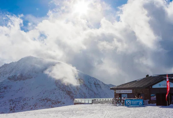 Beautiful Mountain Range Covered Snow Day Ski Infrastructure Slopes Pyrenees — Stock Photo, Image