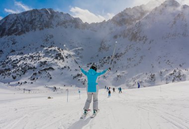 GrandVallira kayak merkezi. Pireneler 'in dağlarının manzarası. Tüm aile ve arkadaşlarla dinlen. Andorra.