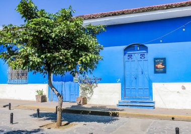 1524 'te kurulmuş renkli evleri olan Granada Caddesi, Nikaragua, Orta Amerika 