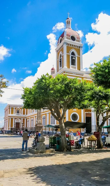 Granada, Nikaragua 'daki Granada Katedrali' nin önündeki park merkezi.