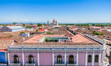Granada Katedrali La Merced Kilisesi, Granada, Nikaragua, Orta Amerika 'nın çan kulesinden görüldü.
