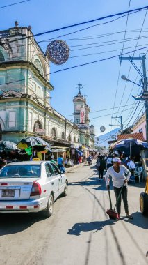 1524 'te kurulmuş renkli evleri olan Granada Caddesi, Nikaragua, Orta Amerika 