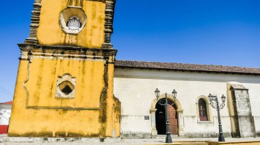 Iglesia de la Recoleccion kilisesinin Meksika tarzı barok cephesi 1786 'da bu tarihi kuzeybatı şehri Leon, Nikaragua, Orta Amerika' da inşa edildi.