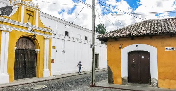 Gul Kapell Kyrka Med Krokigt Kors Blå Himmel Antigua Guatemala — Stockfoto