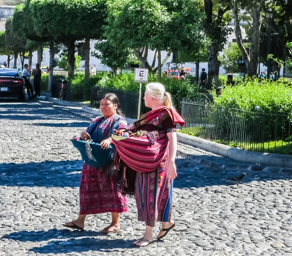 Rdzenne Majki Spacerujące Ulicą Centrum Antigui Gwatemala — Zdjęcie stockowe