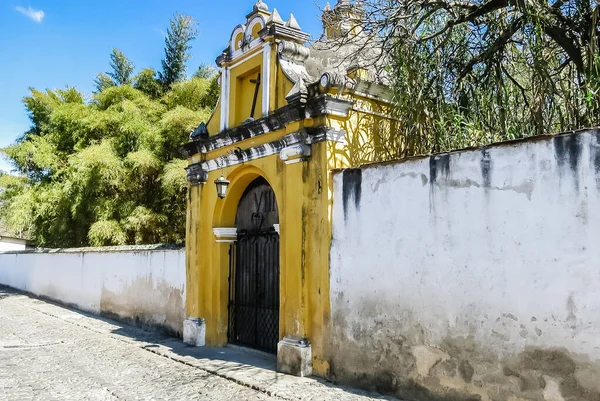 Желтая Церковь Кривым Крестом Голубым Небом Антигуа Гуатемала — стоковое фото