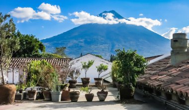 Antigua Guatemala ve şehrin yakınındaki volkan manzarası.