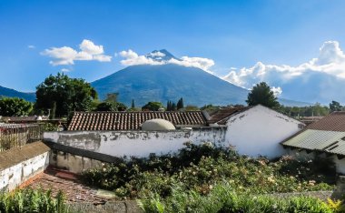 Antigua Guatemala ve şehrin yakınındaki volkan manzarası.