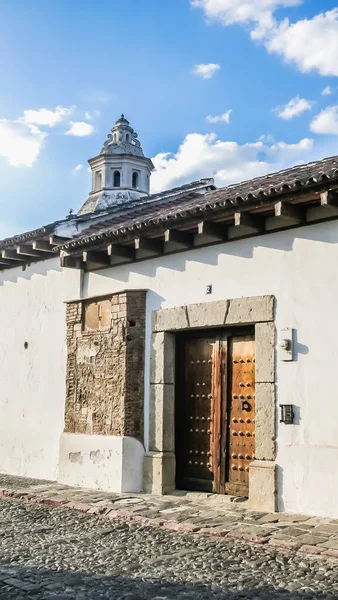 街上有五颜六色的房子 历史名城安提瓜自1979年起成为联合国教科文组织的世界遗产 安提瓜 危地马拉 — 图库照片