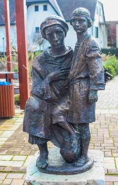 Roma yerleşim yerleri müzesi Heviz, Macaristan 'da geleceğin Roma İmparatoru (iyileşme efsanesi) Bakire Meryem ve genç Flavius heykeli.