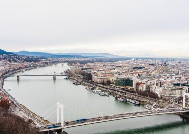 Budapeşte 'nin panoramik manzarası ve Gellert tepesinden Tuna Nehri. 