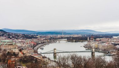 Budapeşte 'nin panoramik manzarası ve Gellert tepesinden Tuna Nehri. 