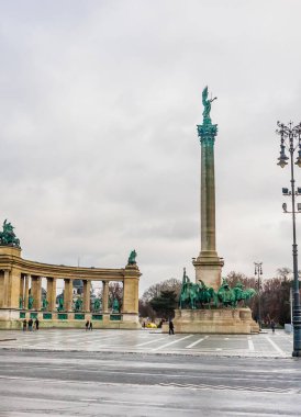 Macaristan, Budapeşte, Kahramanlar Meydanı (Hosok tere), Milenyum Anıtı, UNESCO tarafından Dünya Mirası olarak listelenmiş, ve başmelek Gabriel ile birlikte 36 metre yüksekliğinde sütun
