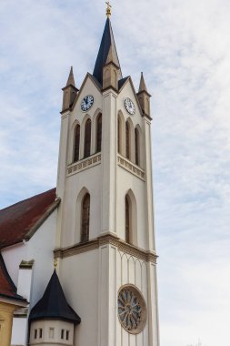 Kezsthely, Macaristan 'daki Gotik Fransisken Kilisesi. 1390 'da inşa edilmiş ve 19. yüzyılda Barok tarzında yenilenmiş, görkemli bir neo-gotik yapı vermiş. 