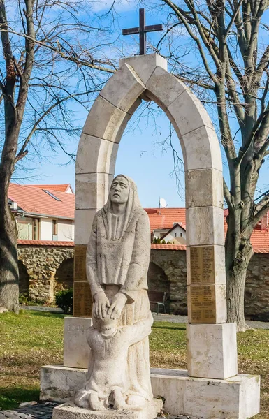 Památník Věnovaný Obětem Druhé Světové Války Zahradě Kostela Panny Marie — Stock fotografie