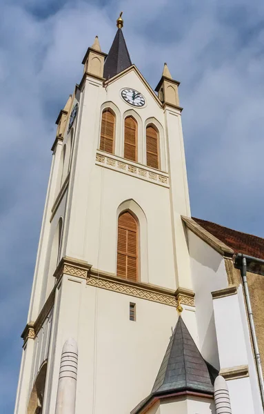 ハンガリーのケッツィにあるゴシック様式のフランシスコ会教区教会 1390年に建てられ バロック様式で19世紀に改装されました — ストック写真