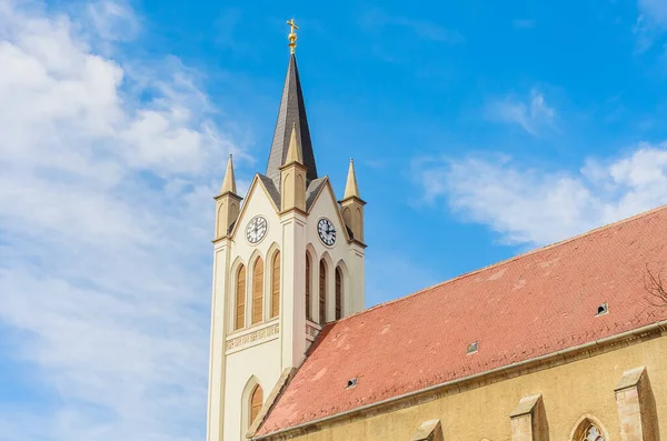 匈牙利凯萨利的哥特式方济各会教区教堂 建于1390年 19世纪以巴洛克风格翻新 使它成为一个引人注目的新哥特式建筑 — 图库照片