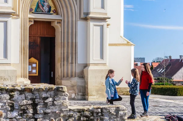 Niños Jugando Frente Iglesia Franciscana Gótica Kezsthely Hungría —  Fotos de Stock