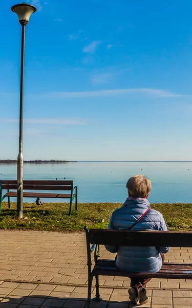 Kobieta Brzegu Jeziora Balanon Węgry — Zdjęcie stockowe