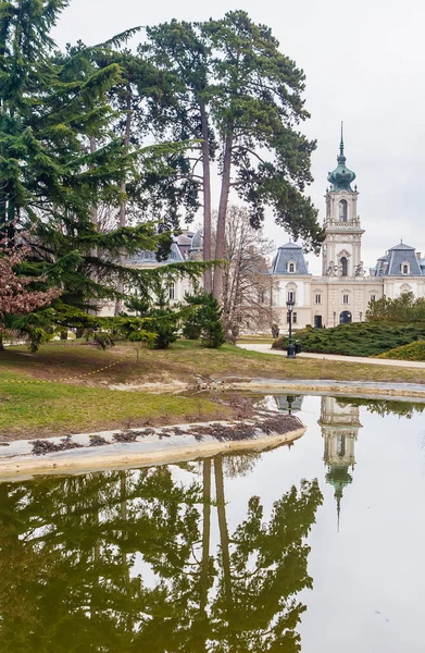 Zelený Park Výhledem Překrásný Barokní Zámek Festetics Keszthely Maďarsko Odraz — Stock fotografie