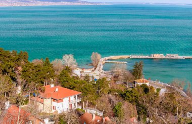 Tihany Manastırı 'nın Balaton Gölü' ndeki Tihany İskelesi manzarası. Macaristan