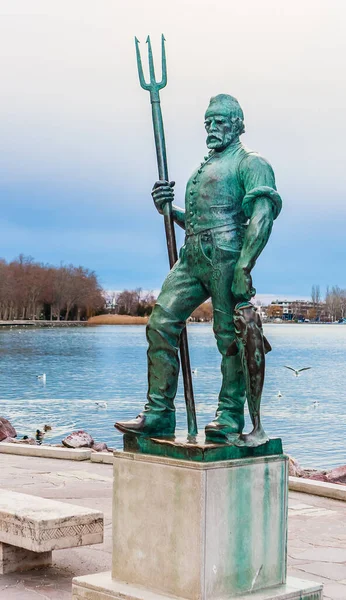 Figura Pescador Orilla Del Lago Balaton Balatonfured Hungría —  Fotos de Stock