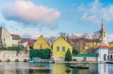 Tapolca 'daki Mill Pond (Malom-to). Göl antik binalar ve yüksek taş duvarlarla çevrilidir ve kasabanın en popüler yeridir. Macaristan
