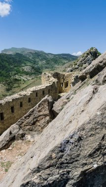 Gunibsky kalesi. Koruyucu duvar ve Gunib 'in kapıları. Rusya, Dağıstan Cumhuriyeti.