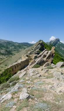 Gunibsky kalesi. Koruyucu duvar ve Gunib 'in kapıları. Rusya, Dağıstan Cumhuriyeti.