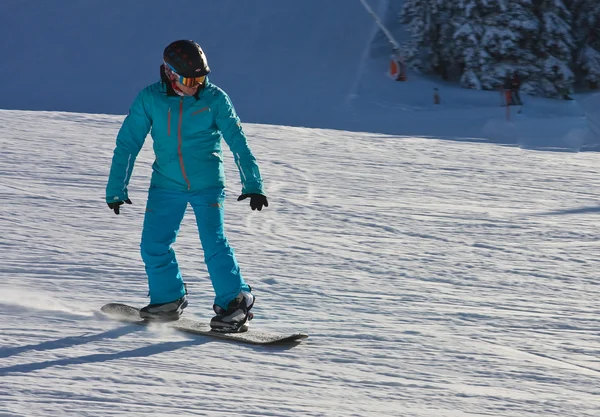 Un homme skie dans une station de ski — Photo