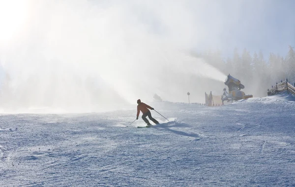 雪の銃。スキー リゾート シュラート ミンク。オーストリア — ストック写真