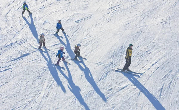 Instruktor mit einer Gruppe von Kindern. Österreich — Stockfoto