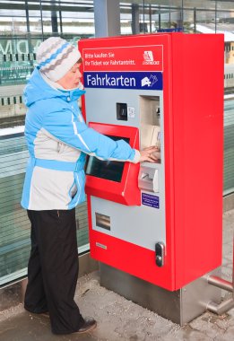 Kadın tren bilet satış bilet alır. Avusturya