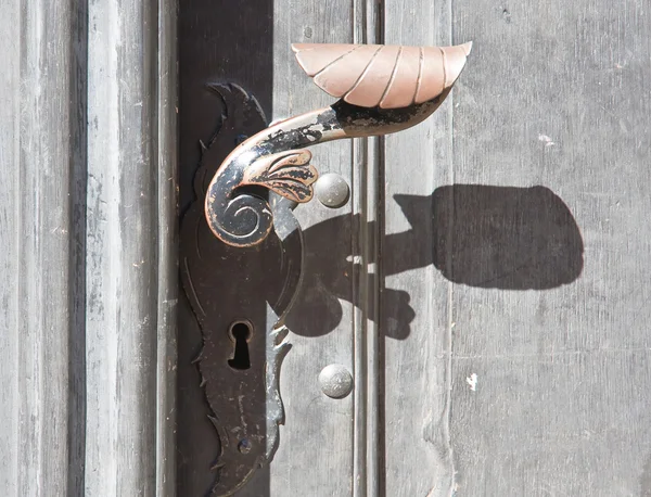 Dettaglio di una vecchia porta con maniglia — Foto Stock