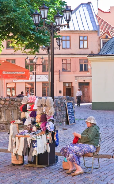 Kobieta sprzedaje sklep z pamiątkami. Riga, Łotwa — Zdjęcie stockowe