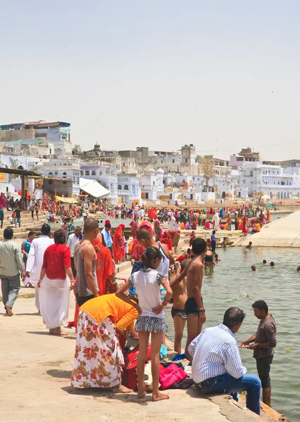 Pushkar kutsal gölde banyo ritüeli. Hindistan — Stok fotoğraf