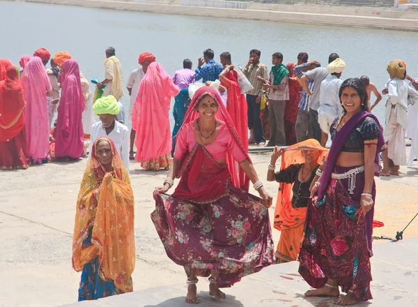 Donne indiane intorno al lago sacro di Pushkar, India — Foto Stock